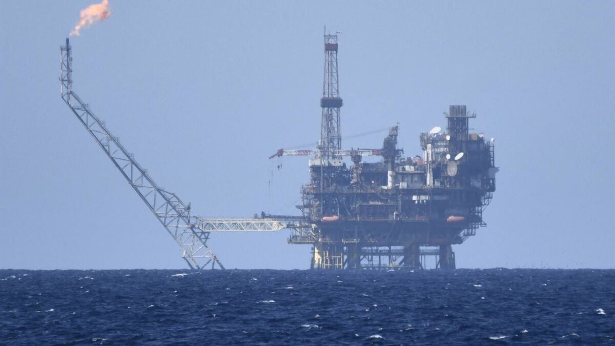 El estrecho de Ormuz tensiona la economía global y frena la construcción