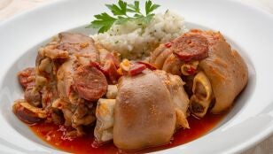 &iexcl;Fuente de col&aacute;geno! Receta de manitas a la riojana con arroz, de Karlos Argui&ntilde;ano