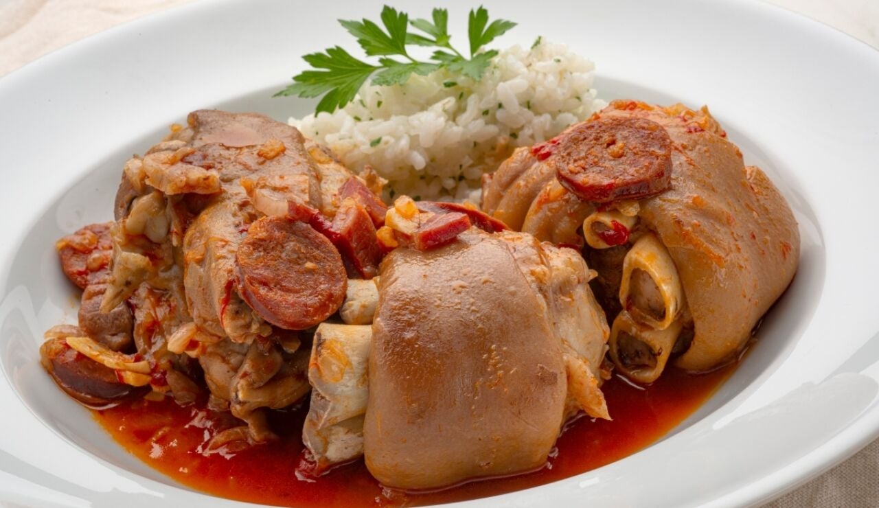 &iexcl;Fuente de col&aacute;geno! Receta de manitas a la riojana con arroz, de Karlos Argui&ntilde;ano