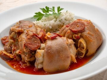 &iexcl;Fuente de col&aacute;geno! Receta de manitas a la riojana con arroz, de Karlos Argui&ntilde;ano