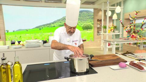 Añade una cebolla picada. Sazona y cierra la olla