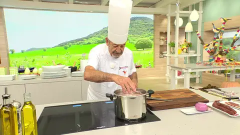 Añade una cebolla picada. Sazona y cierra la olla Añade una cebolla picada. Sazona y cierra la olla