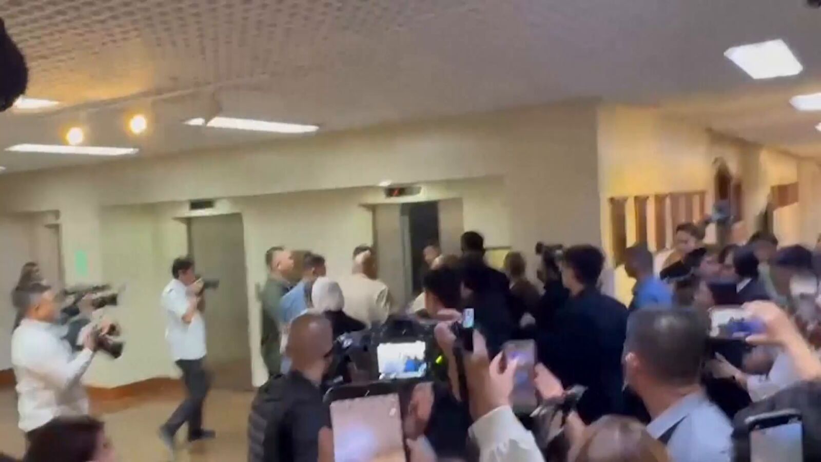 Vídeo: Disparos en el Senado filipino después de que se atrincherarse un senador para evitar su arresto