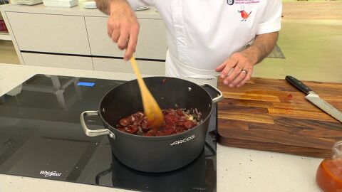 Añade la carne de los pimientos choriceros