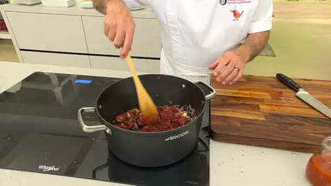Añade la carne de los pimientos choriceros Añade la carne de los pimientos choriceros