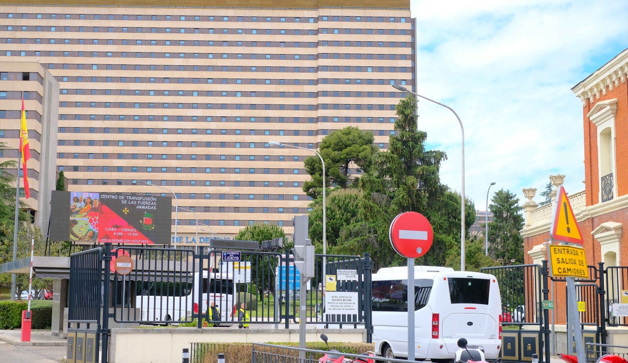 A bus transports the 14 Spaniards evacuated from the hantavirus-affected ship to the G&oacute;mez Ulla Hospital in Madrid