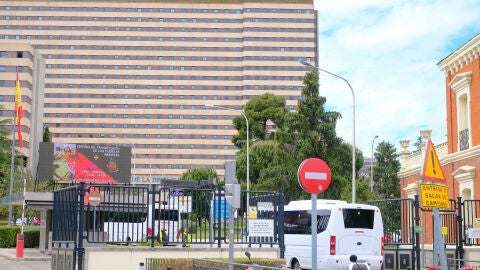 May 10, 2026, Madrid: The bus transporting the 14 Spaniards from the hantavirus ship upon their arrival at the G&oacute;mez Ulla Hospital in Madrid - Le bus transportant les 14 Espagnols qui avaient &eacute;t&eacute; &eacute;vacu&eacute;s du navire touch&eacute; par le hantavirus &Atilde;&nbsp; leur arriv&eacute;e &Atilde;&nbsp; l'h&Atilde;&acute;pital G&oacute;mez Ulla de Madrid,Image: 1097978589, License: Rights-managed, Restrictions: * Belgium, France, Germany Rights Out *, Model Release: no, Credit line: Antonio Navia / Zuma Press / Europa Press Editorial licence valid only for S...