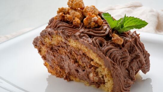 Brazo gitano de chocolate y avellana, de Eva Argui&ntilde;ano
