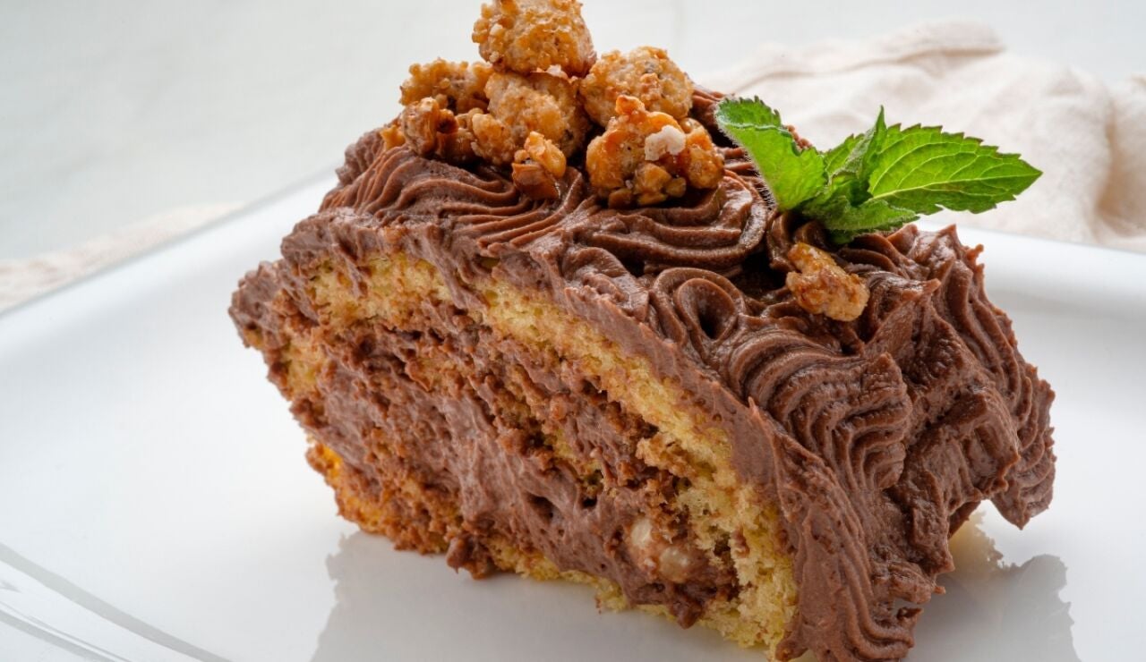 Brazo gitano de chocolate y avellana, de Eva Argui&ntilde;ano
