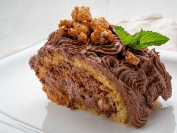 Brazo gitano de chocolate y avellana, de Eva Argui&ntilde;ano