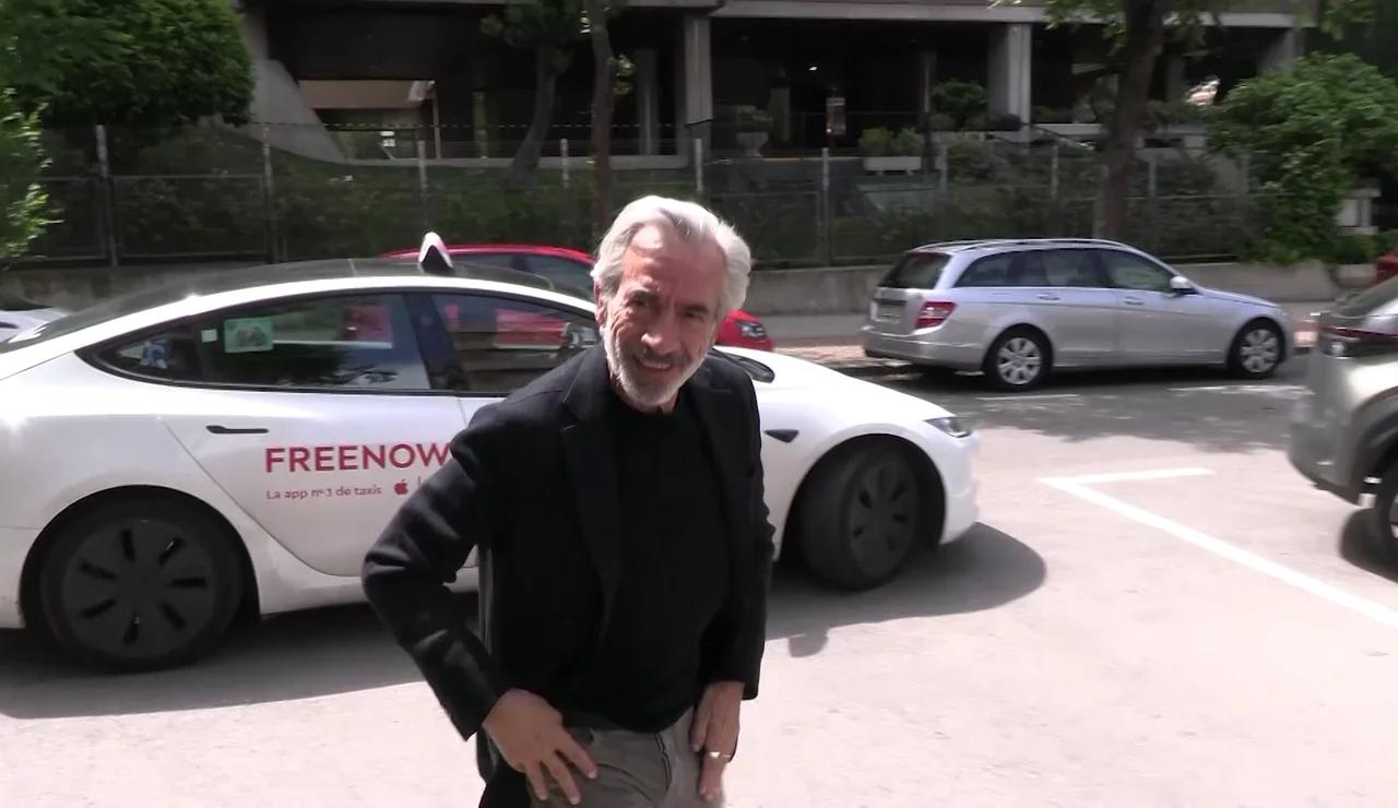 Imanol Arias hablando con la prensa