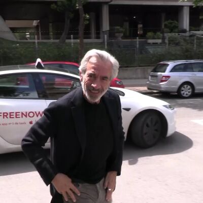 Imanol Arias hablando con la prensa