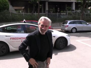Imanol Arias hablando con la prensa