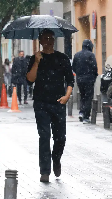 Orson Salazar caminando por Madrid en plena lluvia Orson Salazar caminando por Madrid en plena lluvia
