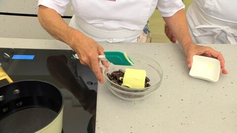 Para el relleno, pon en un bol el chocolate y la mantequilla y fúndelos al baño maría