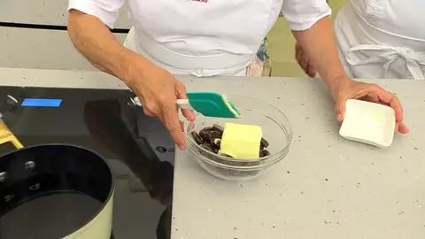 Para el relleno, pon en un bol el chocolate y la mantequilla y fúndelos al baño maría Para el relleno, pon en un bol el chocolate y la mantequilla y fúndelos al baño maría