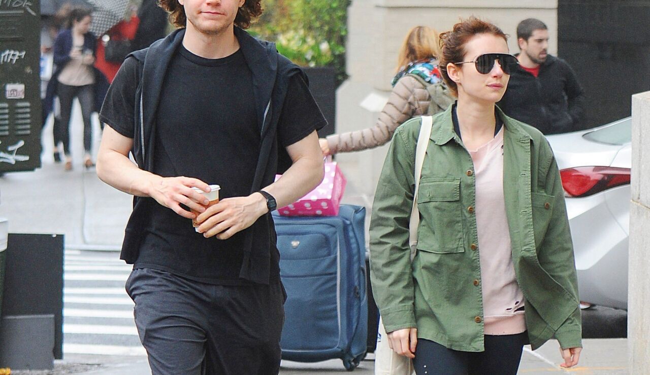 Evan Peters y Emma Roberts en 2017