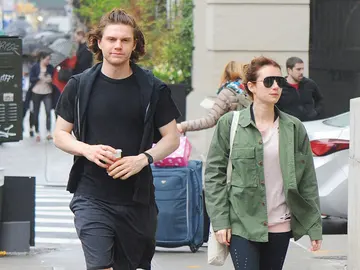 Evan Peters y Emma Roberts en 2017 Evan Peters y Emma Roberts en 2017