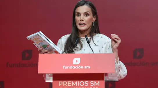 La reina Letizia durante el acto de entrega de la 48 edición de los Premios SM de Literatura Infantil y Juvenil La reina Letizia durante el acto de entrega de la 48 edición de los Premios SM de Literatura Infantil y Juvenil