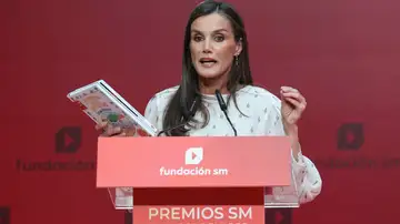 La reina Letizia durante el acto de entrega de la 48 edición de los Premios SM de Literatura Infantil y Juvenil La reina Letizia durante el acto de entrega de la 48 edición de los Premios SM de Literatura Infantil y Juvenil