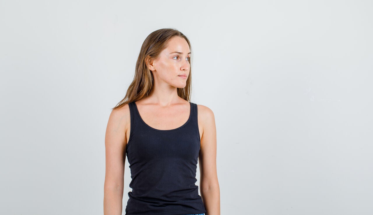 Mujer con una camiseta de tirantes