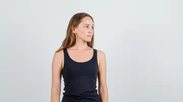 Mujer con una camiseta de tirantes Mujer con una camiseta de tirantes