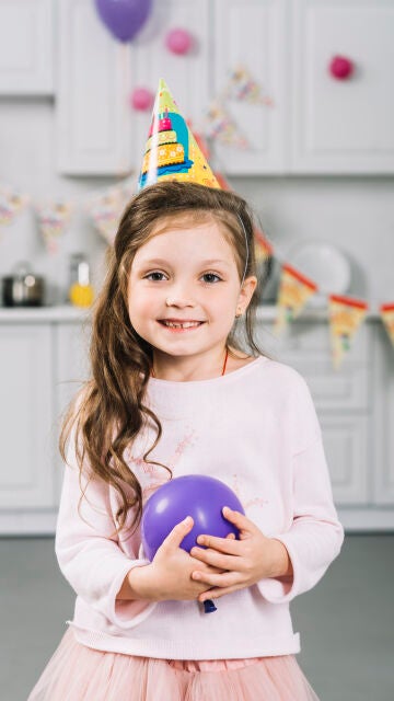 Niña celebrando su cumpleaños