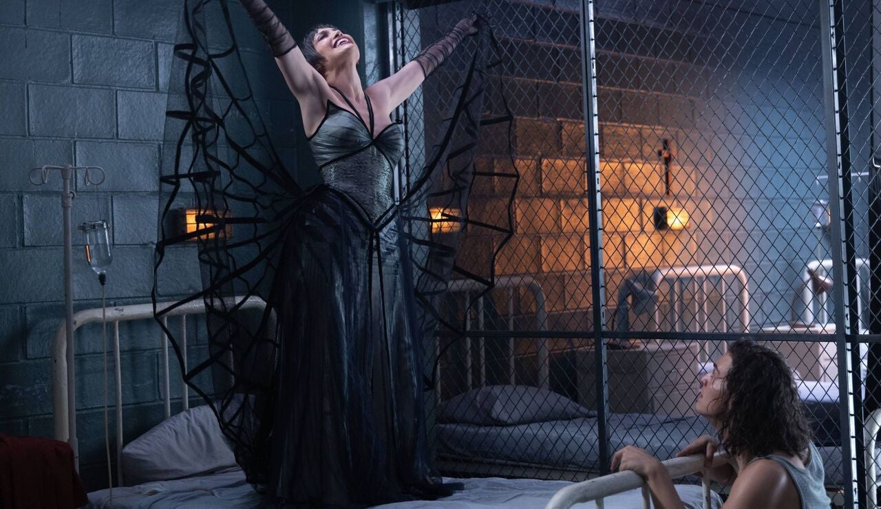Jennifer Lopez y Tonatiuh Elizarraraz en El beso de la mujer ara&ntilde;a