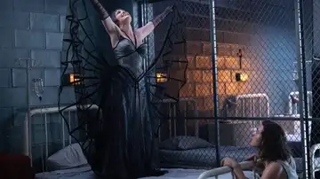 Jennifer Lopez y Tonatiuh Elizarraraz en El beso de la mujer araña Jennifer Lopez y Tonatiuh Elizarraraz en El beso de la mujer araña