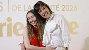 Mabel Lozano y su hija Roberta posando para la prensa