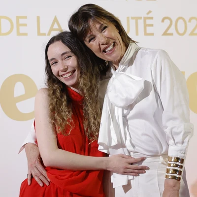 Mabel Lozano y su hija Roberta posando para la prensa
