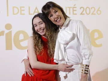 Mabel Lozano y su hija Roberta posando para la prensa