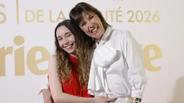 Mabel Lozano y su hija Roberta posando para la prensa Mabel Lozano y su hija Roberta posando para la prensa