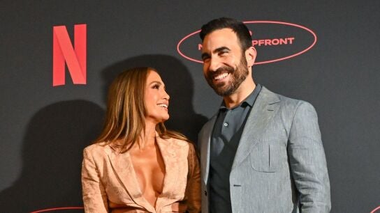 Jennifer Lopez y Brett Goldstein presentando Office Romance