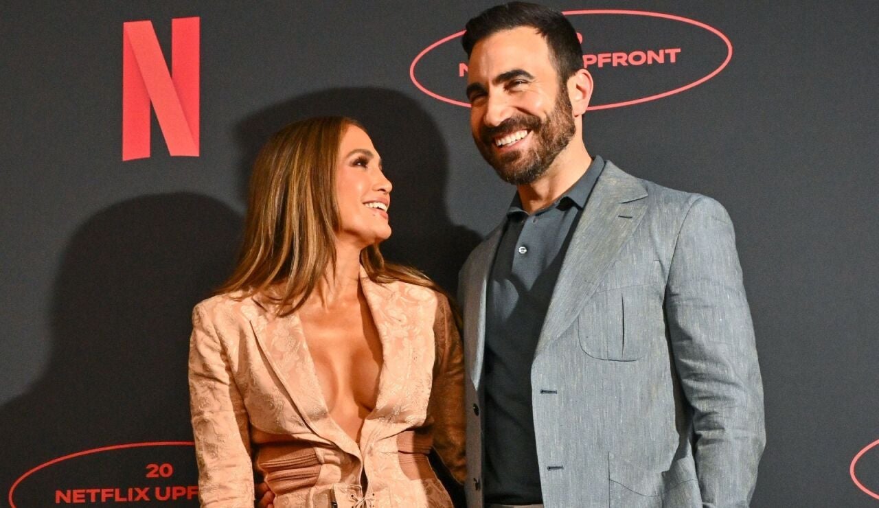 Jennifer Lopez y Brett Goldstein presentando Office Romance