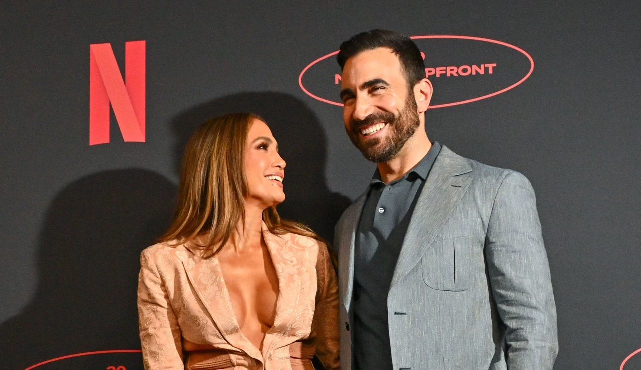 Jennifer Lopez y Brett Goldstein presentando Office Romance