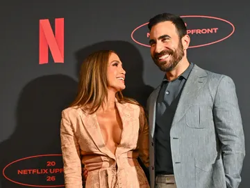 Jennifer Lopez y Brett Goldstein presentando Office Romance Jennifer Lopez y Brett Goldstein presentando Office Romance