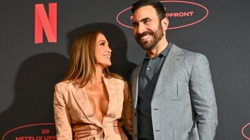 Jennifer Lopez y Brett Goldstein presentando Office Romance