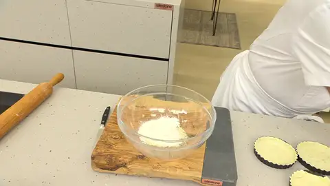 Añade la almendra molida, el azúcar y la harina de arroz, y mezcla bien Añade la almendra molida, el azúcar y la harina de arroz, y mezcla bien