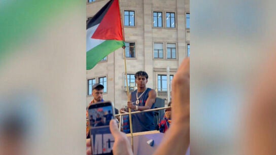 Lamine Yamal ondea la bandera de Palestina en la r&uacute;a del Barcelona