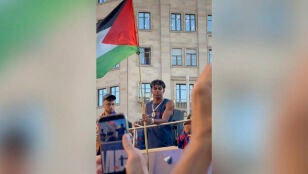 Lamine Yamal ondea la bandera de Palestina en la r&uacute;a del Barcelona