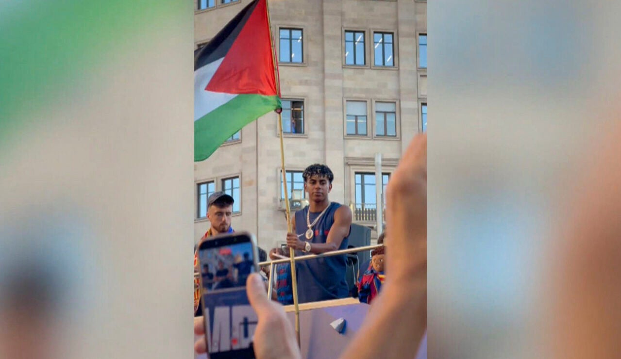 Lamine Yamal ondea la bandera de Palestina en la r&uacute;a del Barcelona