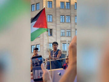 Lamine Yamal ondea la bandera de Palestina en la r&uacute;a del Barcelona