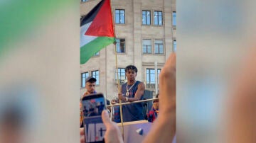Lamine Yamal ondea la bandera de Palestina en la r&uacute;a del Barcelona
