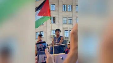Lamine Yamal ondea la bandera de Palestina en la rúa del Barcelona Lamine Yamal ondea la bandera de Palestina en la rúa del Barcelona