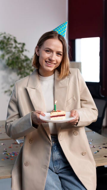 Mujer celebrando su cumpleaños
