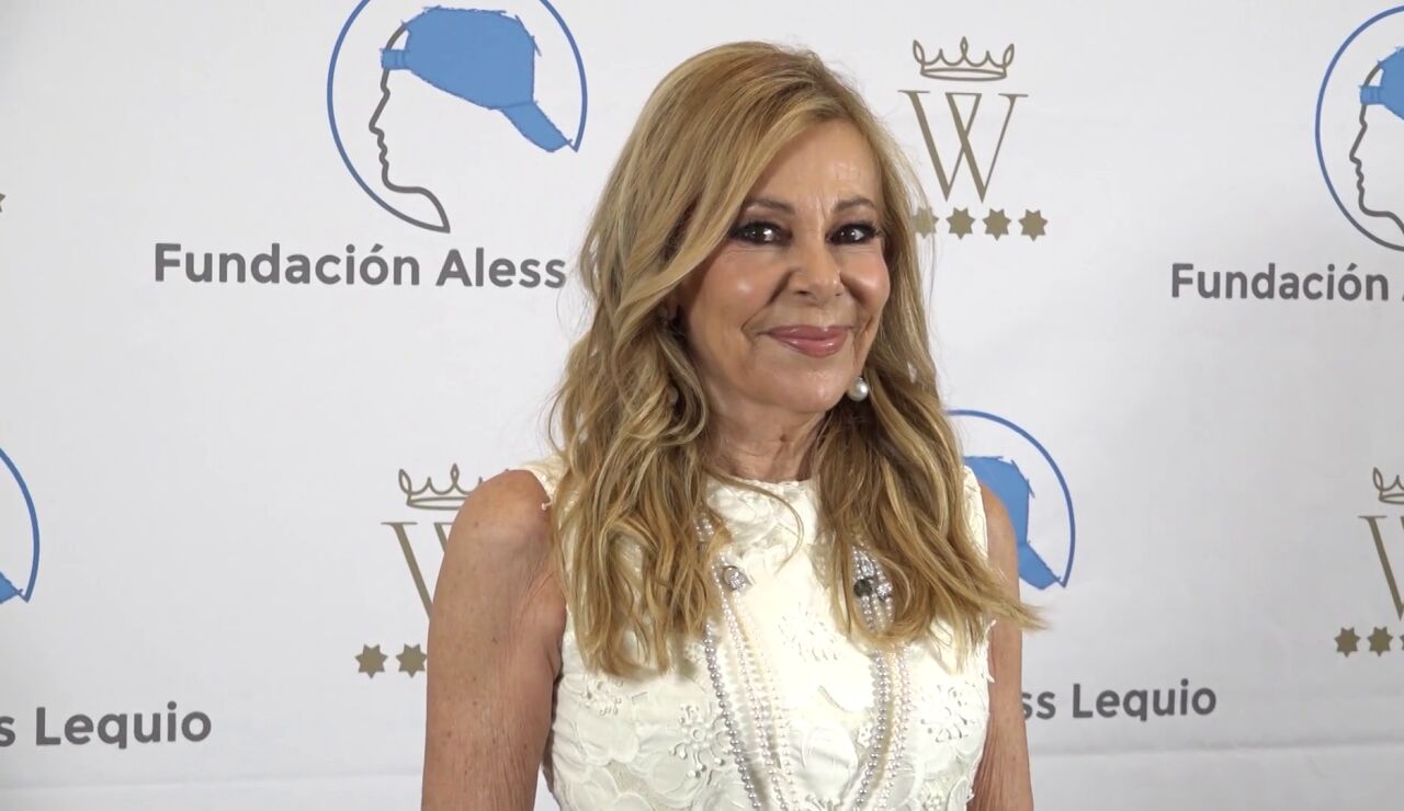Ana Obreg&oacute;n posando para la prensa