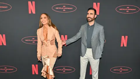 Jennifer Lopez y Brett Goldstein Jennifer Lopez y Brett Goldstein