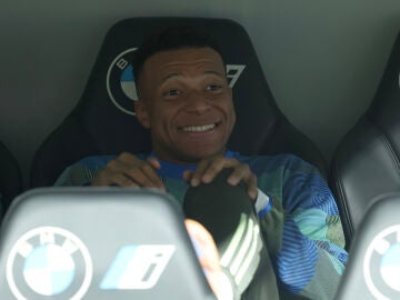 Kylian Mbapp&eacute;, en el banquillo del Santiago Bernab&eacute;u