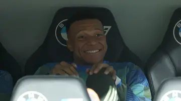 Kylian Mbappé, en el banquillo del Santiago Bernabéu Kylian Mbappé, en el banquillo del Santiago Bernabéu
